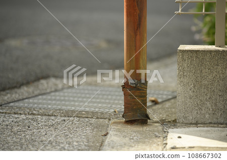 根部生鏽的路燈桿 根部生鏽的路燈桿 108667302