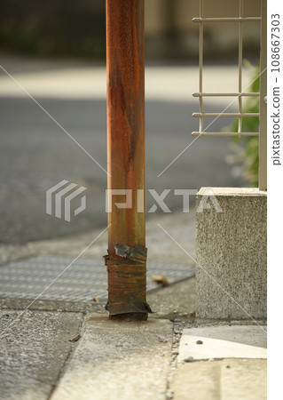 根部生鏽的路燈桿 根部生鏽的路燈桿 108667303