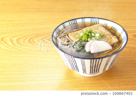 熱狐蕎麥麵配炸豆腐、魚糕、裙帶菜和蔥 108667401