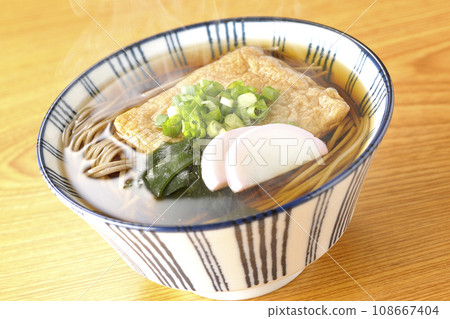 熱狐蕎麥麵配炸豆腐、魚糕、裙帶菜和蔥 熱狐蕎麥麵配炸豆腐、魚糕、裙帶菜和蔥 108667404
