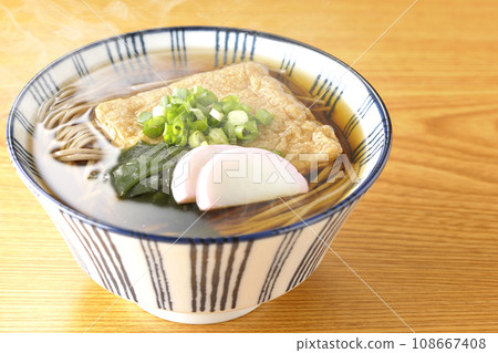 熱狐蕎麥麵配炸豆腐、魚糕、裙帶菜和蔥 熱狐蕎麥麵配炸豆腐、魚糕、裙帶菜和蔥 108667408