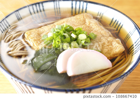熱狐蕎麥麵配炸豆腐、魚糕、裙帶菜和蔥 熱狐蕎麥麵配炸豆腐、魚糕、裙帶菜和蔥 108667410