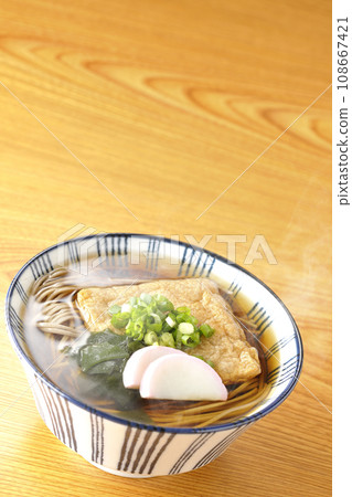 熱狐蕎麥麵配炸豆腐、魚糕、裙帶菜和蔥 熱狐蕎麥麵配炸豆腐、魚糕、裙帶菜和蔥 108667421