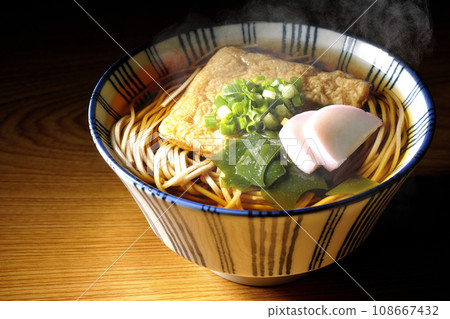 熱狐蕎麥麵配炸豆腐、魚糕、裙帶菜和蔥 熱狐蕎麥麵配炸豆腐、魚糕、裙帶菜和蔥 108667432