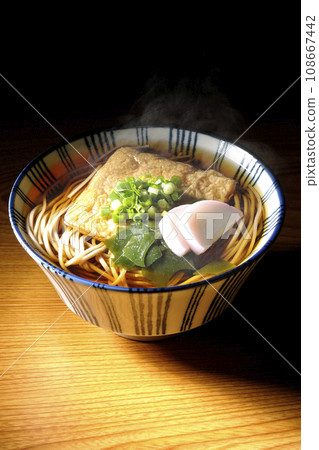 熱狐蕎麥麵配炸豆腐、魚糕、裙帶菜和蔥 熱狐蕎麥麵配炸豆腐、魚糕、裙帶菜和蔥 108667442