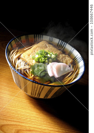 熱狐蕎麥麵配炸豆腐、魚糕、裙帶菜和蔥 熱狐蕎麥麵配炸豆腐、魚糕、裙帶菜和蔥 108667446
