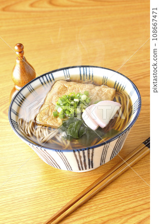 熱狐蕎麥麵配炸豆腐、魚糕、裙帶菜、大蔥和葫蘆形辣椒 熱狐蕎麥麵配炸豆腐、魚糕、裙帶菜、大蔥和葫蘆形辣椒 108667471