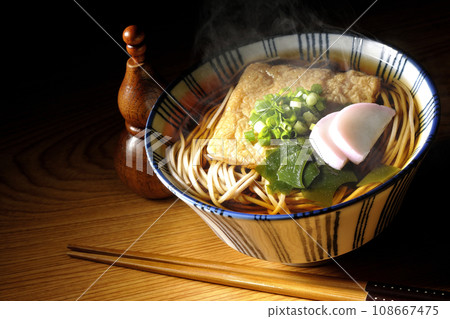 熱狐蕎麥麵配炸豆腐、魚糕、裙帶菜、大蔥和葫蘆形辣椒 熱狐蕎麥麵配炸豆腐、魚糕、裙帶菜、大蔥和葫蘆形辣椒 108667475