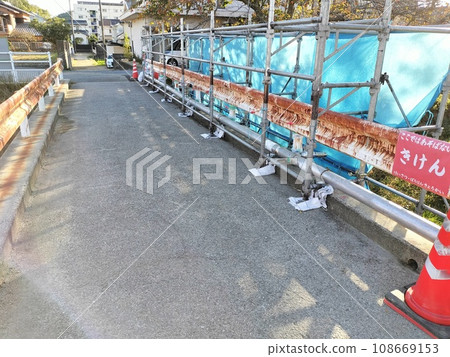 大橋道路更換護欄施工現場風景 108669153