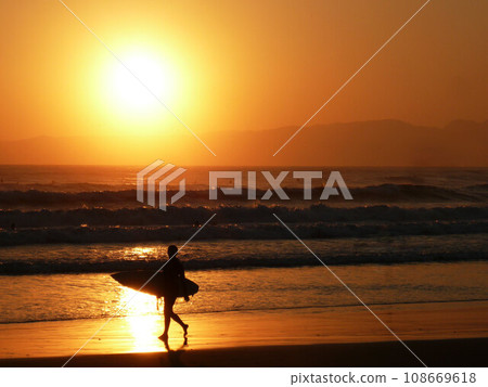 湘南海岸衝浪者 108669618