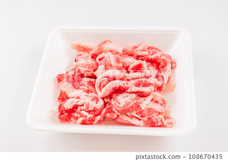 牛肚片肉片放入食品托盤中 108670435