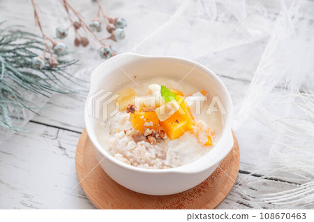 yogurt oatmeal bowl 108670463