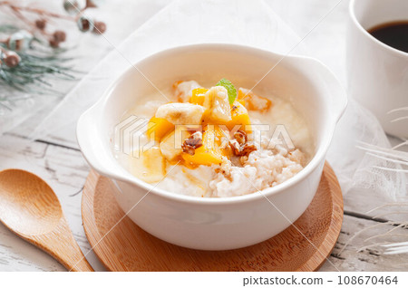 yogurt oatmeal bowl 108670464