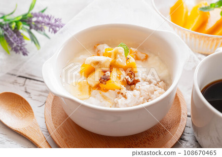 yogurt oatmeal bowl 108670465
