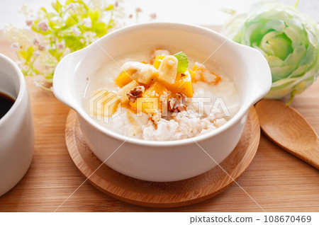 yogurt oatmeal bowl 108670469