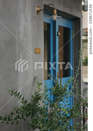 restaurant door 108671436