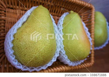 Marguerite Marilla, pear, pear 108671886
