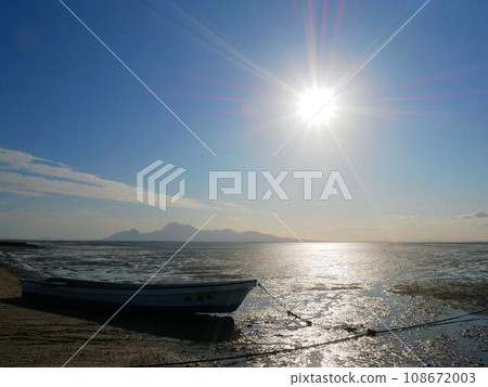 Arao Tidal Flat - Seascape bathed in the autumn sun (Arao City, Kumamoto Prefecture) 108672003