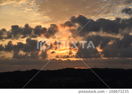 太陽從雲層中出來 太陽從雲層中出來 108673235