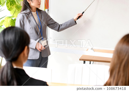 亞洲女性研討會講師和觀眾穿著西裝並發表演講 亞洲女性研討會講師和觀眾穿著西裝並發表演講 108673418