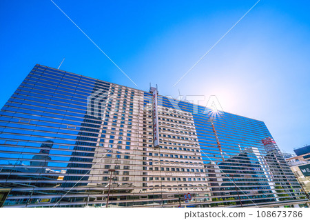 日本橫濱城市景觀十一月。橫濱高島屋（Bay Sheraton H、橫濱第一大廈等窗玻璃上） 108673786