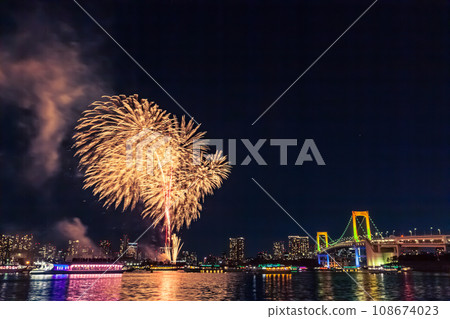 Odaiba Rainbow Fireworks Tokyo night view 108674023