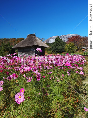 Autumn scenery of Mt. Okudaisan, thatched hut 108675051