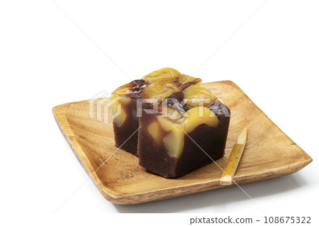 木盤上的栗子羊羹 108675322