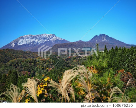 Autumn Mt. Daisen and Mt. Karasuga seen from Utsukaimono Autumn Mt. Daisen and Mt. Karasuga seen from Utsukaimono 108676230