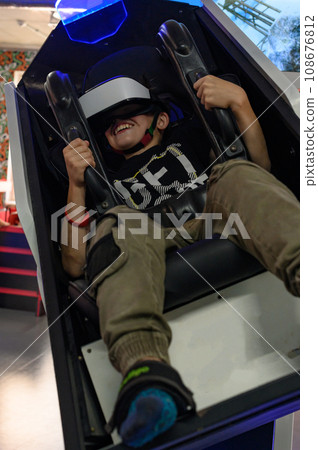 Happy reactions in a child from an attraction with a virtual reaction 108676812