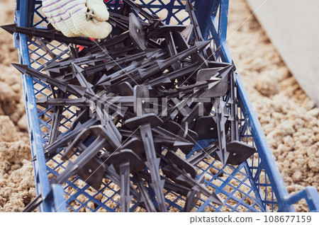 Plastic box with plastic pegs for agrofibre. 108677159