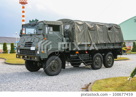 停放的大型航空自衛隊卡車 停放的大型航空自衛隊卡車 108677459