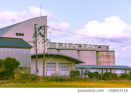 秋天的稻田和鄉村電梯(大倉庫) 秋天的稻田和鄉村電梯(大倉庫) 108683516