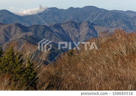 兩神山山頂的樺樹林和早春的甲部新岳景色 兩神山山頂的樺樹林和早春的甲部新岳景色 108683518