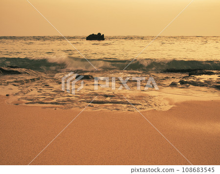 夕陽映照下的海灘。沖繩縣讀谷村。 108683545