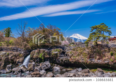 （靜岡縣長泉町）鮎坪瀑布，櫻花季，背景是富士山 108683881
