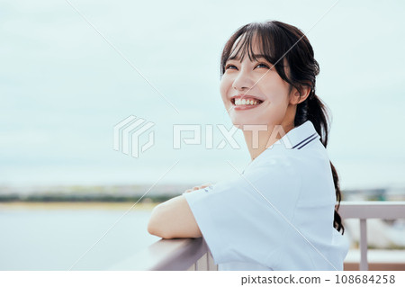 護士在屋頂上仰望天空 108684258