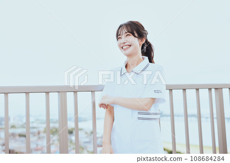護士在屋頂上仰望天空 護士在屋頂上仰望天空 108684284