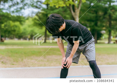 在運動/訓練期間膝蓋受傷的男性（膝蓋疼痛、復健、後遺症、運動症候群） 108684341