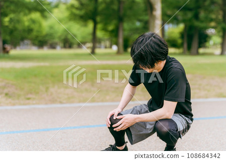 A man who injured his knee during exercise/training (knee pain, rehabilitation, sequelae, locomotive syndrome) A man who injured his knee during exercise/training (knee pain, rehabilitation, sequelae, locomotive syndrome) 108684342
