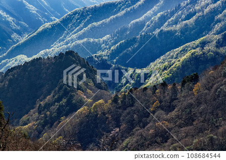 Fresh green mountain range seen from Mt. Ryogami 108684544