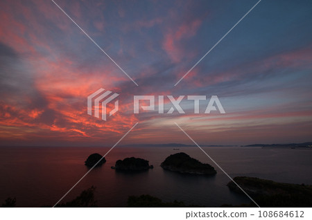 Sunset from Saikazaki Lighthouse (from left: Futagojima, Nakanoshima, Oshima) [Wakayama City, Wakayama Prefecture] 108684612