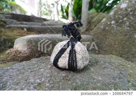[Japan] Close-up of Sekimori stones placed on the stepping stones of Hokokuji Temple (Kamakura) 108684797