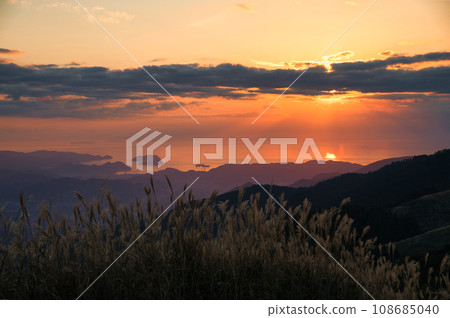 View of the sunset over the Suhara coast from Oishi Plateau [Kimino Town, Kaikusa District, Wakayama Prefecture] 108685040