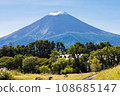 (Yamanashi Prefecture) Scenery of Mt. Fuji seen from the shore of Lake Kawaguchi 108685147
