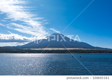 （山梨縣）秋天的山中湖和富士山1 108685161