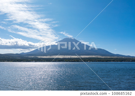 （山梨縣）秋天的山中湖和富士山2 108685162