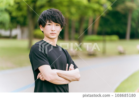 Sportsman man training in the park 108685180