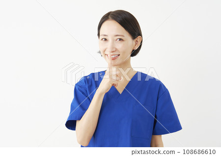 女醫生擺出秘密姿勢，白色背景 108686610