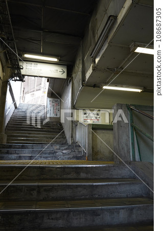 國堂站，國堂，高架軌道下，檢票口，日本神奈川縣，鶴見線，火車，跑步，復古，懷舊，旅行，交通， 108687305